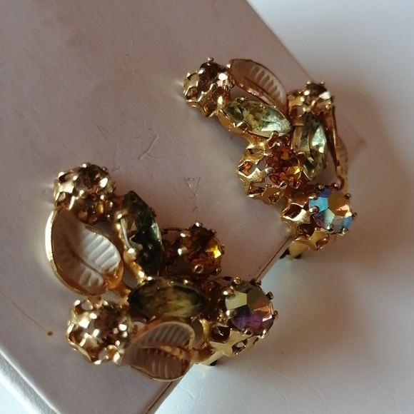 Vintage Austria AB Topaz Peridot Color Stone White Enamel Gold Clip Earrings - Picture 5 of 10